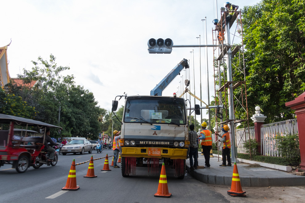 City begins installing traffic lights on riverside Phnom Penh Post